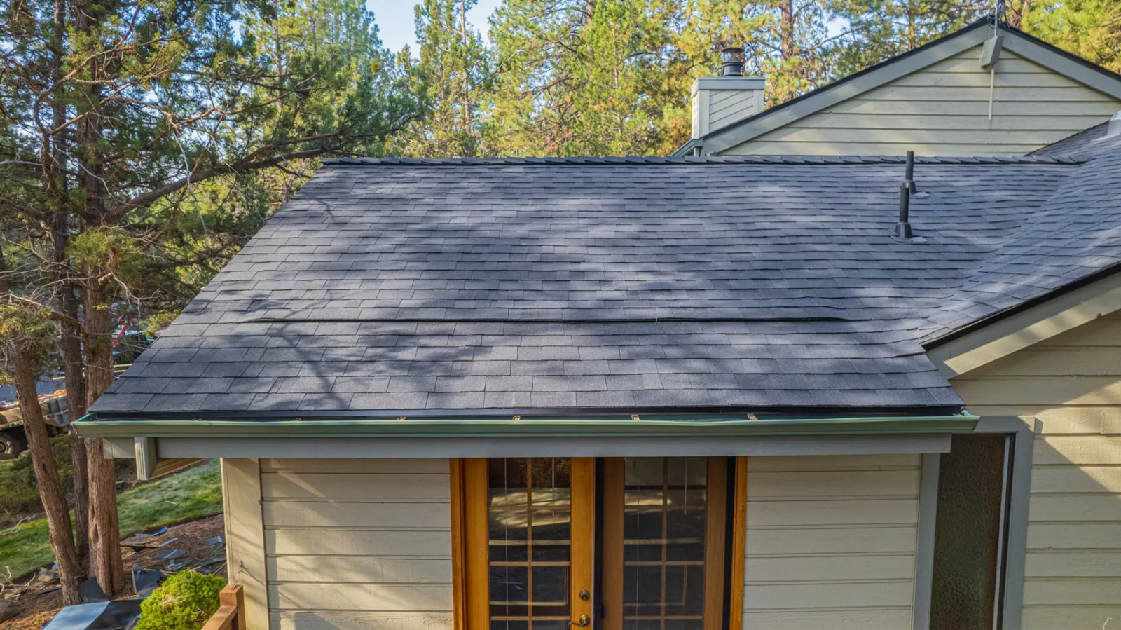 Ridge line with continuous ventilation on the finished roof
